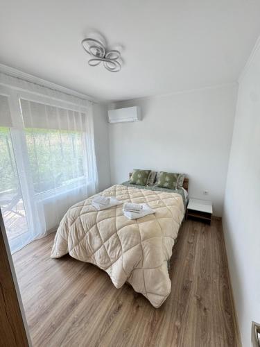 En eller flere senge i et værelse på Sea apartment