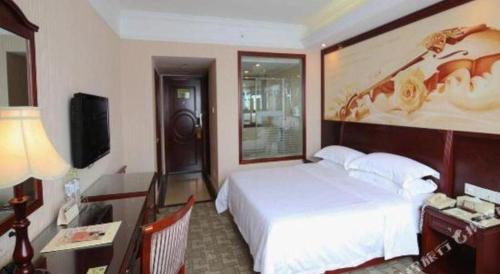 Letto o letti in una camera di Vienna Hotel Nanning Train Station