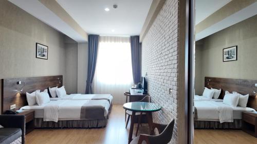 Postel nebo postele na pokoji v ubytování Metekhi Line Hotel