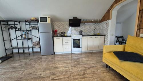 Kuchyň nebo kuchyňský kout v ubytování GONTA kottage, ЧАН - ДЖАКУЗІ тераса, вихід в гори