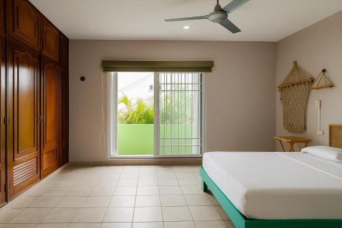 a bedroom with a bed and a large window at Burgos Studio in Cancún