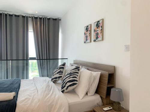 CantonmentsにあるEmbassy Gardens VVIPのベッドルーム1室(枕付きのベッド1台、窓付)