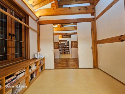 Biblioteca en el lodge