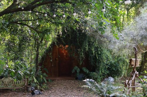 Κήπος έξω από το Kenaray Farmstay riverside