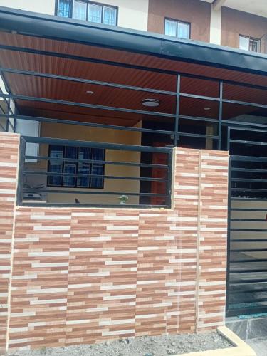El edificio en el que está la casa vacacional