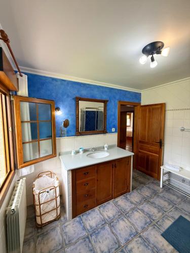 a bathroom with a sink and a mirror at Chalet con zona de asador en Quijas in Valles
