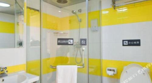 ein Badezimmer mit Dusche, Toilette und Waschbecken in der Unterkunft 7 Days Inn Luzhou Longma Avenue District Government in Luzhou