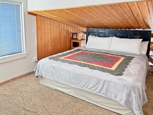 Ένα ή περισσότερα κρεβάτια σε δωμάτιο στο Cedar Mountain Bunkhouse cabin