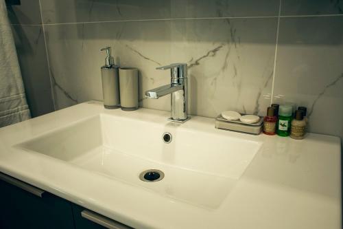Un baño de LUX Courtyard Studio