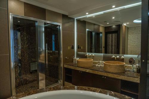 Luxury Palm Villa with direct private beach access photo 3