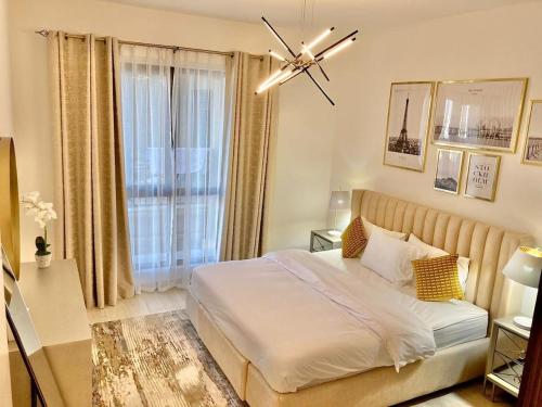 a bedroom with a bed and a large window at Rahaal 1 BDR, Madinat Jumeirah in Dubai