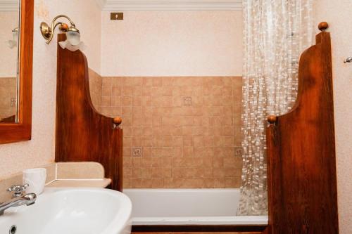 a bathroom with a sink and a tub and a toilet at Villa Rosa - Piscina privata in Stintino