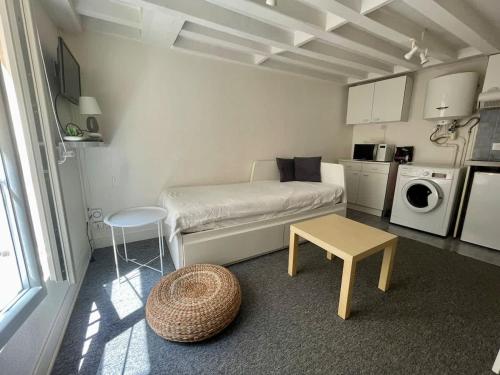 une petite pièce avec un lit et une table dans l'établissement Studio au coeur du centre historique, à Bordeaux