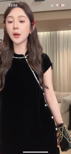 a young woman wearing a black dress with chains at Home Inn Huayi Selected Yellow Crane Tower Tang Hualin Branch in Wuhan