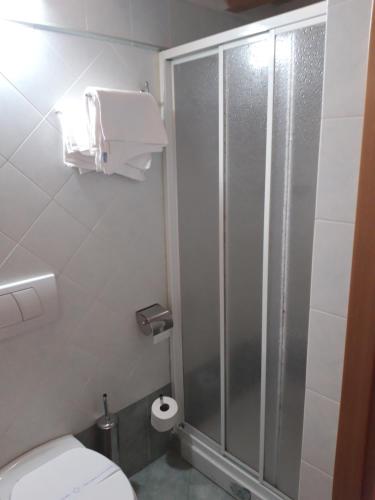 Bilik mandi di Hotel Mariani