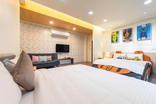 a hotel room with two beds and a tv at Meet in Dongshan Homestay in Dongshan
