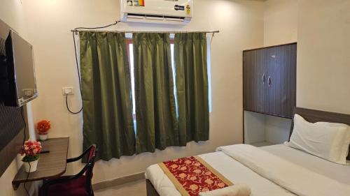Letto o letti in una camera di Bluebells Varanasi