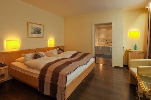 a bedroom with a large bed in a room at Trip Inn Hotel Esplanade, Düsseldorf in Düsseldorf