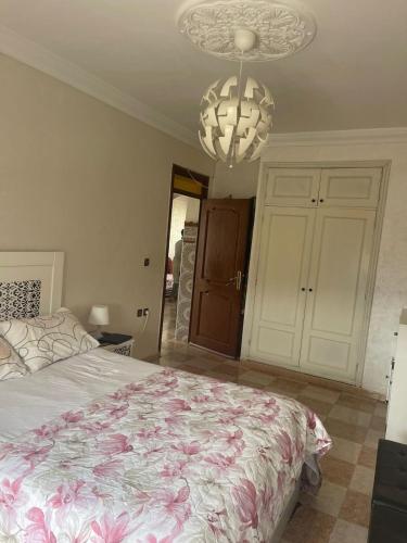 cozy apartment is in a good locationにあるベッド