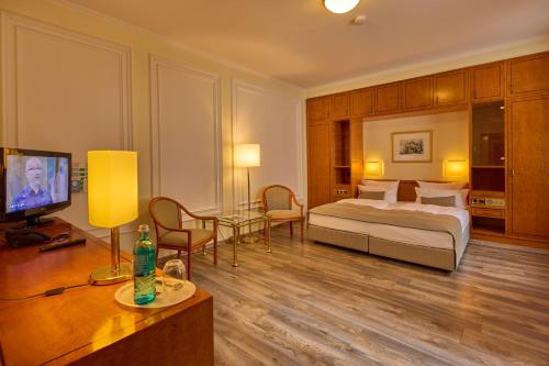 a hotel room with a bed and a television at Trip Inn Hotel Esplanade, Düsseldorf in Düsseldorf