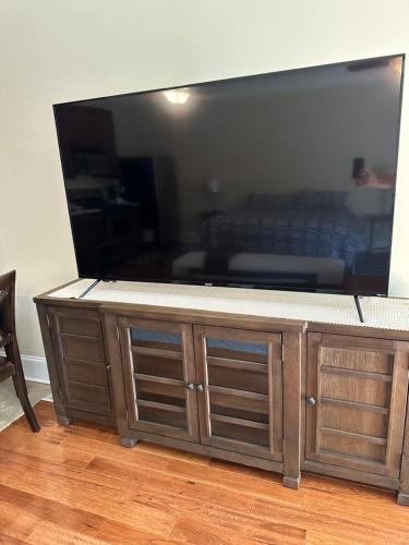 Televisyen dan/atau pusat hiburan di MooreField Suites Greensboro East