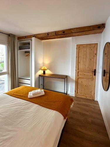 - une chambre avec un grand lit, une table et une porte dans l'établissement Apartment with Garden 1 bedroom 3 people, à Bordeaux