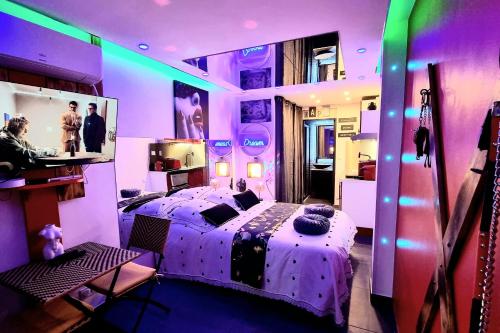 - une chambre avec un lit dans une pièce éclairée dans l'établissement Naturiste Cap d'Agde Phantasme Naturiste Port Nature 94 Vue Mer, au Cap d'Agde
