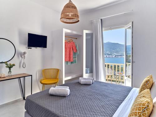 Postel nebo postele na pokoji v ubytování Akrotiri Hotel