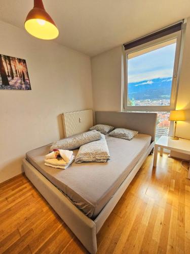 Postel nebo postele na pokoji v ubytování Innsbruck City View Apartment with 2 Bedrooms