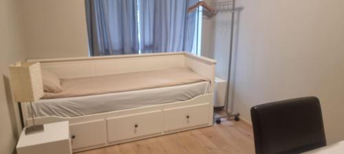 スタヴァンゲルにある8sq mts room Seaside Lervig-Parkの小さな部屋(ベッド1台付)