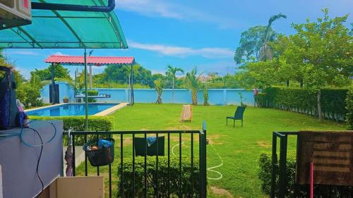 Blick auf einen Garten mit Pool in der Unterkunft Pattaya Paradise Pool villa with Garden 3BR in Nong Prue