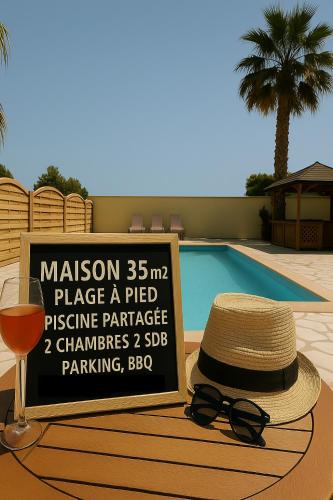 Rêve D'Azur en bord de mer à la Nartelle avec Piscine dans la résidence, Terrasse, BBQ, 2 chambres 2 sdb logement de 35m2 draps inclus