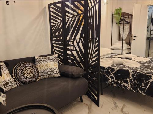 Postel nebo postele na pokoji v ubytování Luxury Suites Artisti Elena 2