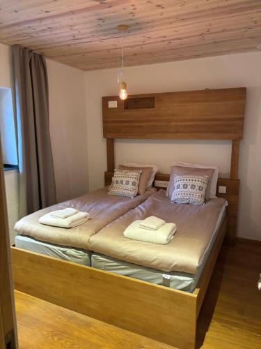 英格堡Genuine mountain holiday apartment in Engelberg的卧室里有一张带木质床头板的大床