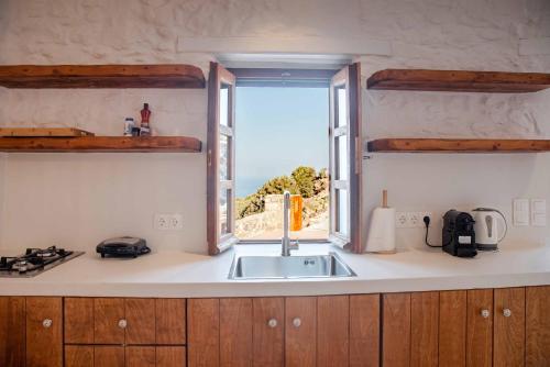 Кухня или мини-кухня в Agnanti Mountain & Sea Hideaway
