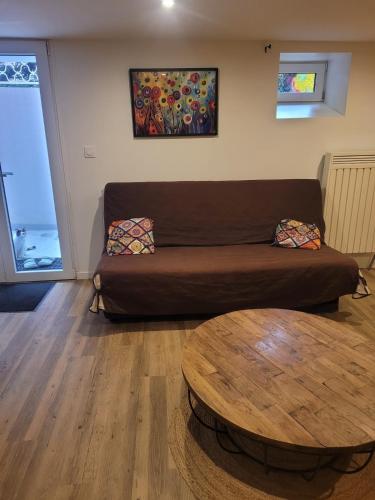 un salon avec un canapé et une table basse dans l'établissement Peaceful haven with garden and pool, à Lyon