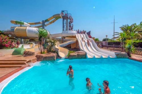 un groupe de personnes dans un parc aquatique dans l'établissement Mobile Home Camping Marvilla Parks Le Petit Mousse F41, à Vias
