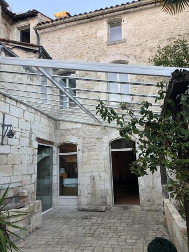 an external view of a stone building with windows at Le Logis in Angoulême