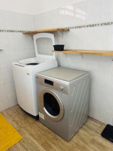 a washer and dryer in a small room at Villa Hana'iki in Paui