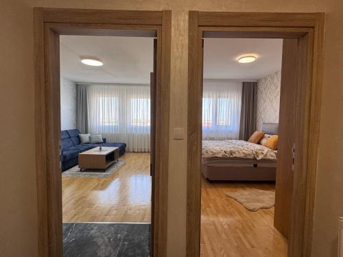 Ένα ή περισσότερα κρεβάτια σε δωμάτιο στο Apartman Nord LUX Bijeljina
