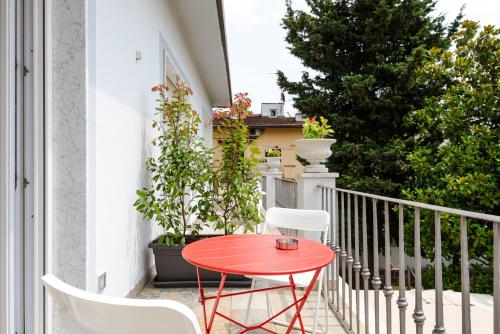 a red table and two chairs on a balcony at Florence Comfort B&B in Florence