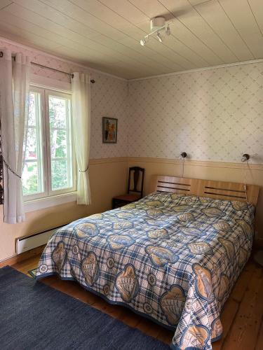 a bedroom with a bed and a window at Lillby Bed and breakfast2 in Lehtinen
