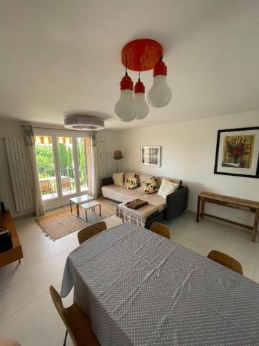 un salon avec une table et un canapé dans l'établissement Appartement T3 proche centre et Renécros-Garage, à Bandol