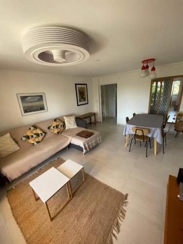 un salon avec un canapé et une table dans l'établissement Appartement T3 proche centre et Renécros-Garage, à Bandol