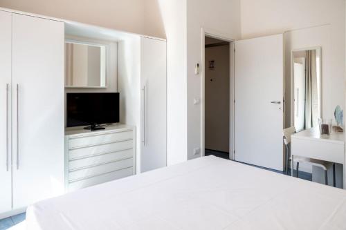 Una televisión o centro de entretenimiento en Residence i Mari
