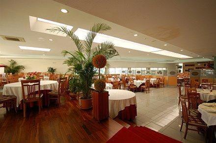 una sala da pranzo con tavoli e sedie e una non-voluta di Hotel O Cortiço a Sever do Vouga