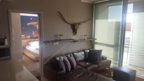 En eller flere senge i et værelse på Apartment near V&A Waterfront & Convention Centre