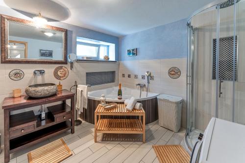 Ένα μπάνιο στο Apartments Koledniki