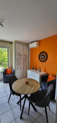 un salon avec une table et des chaises dans l'établissement Studio climatisé à 50 m des thermes, à Amélie-les-Bains-Palalda