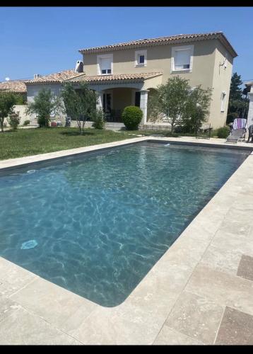une piscine devant une maison dans l'établissement La Maison des coeurs, à Vacqueyras